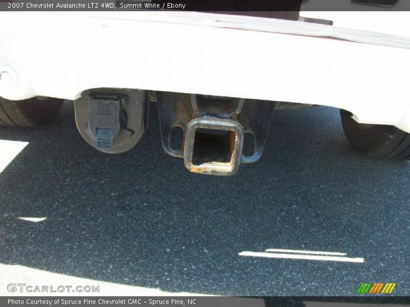 Summit White / Ebony 2007 Chevrolet Avalanche LTZ 4WD
