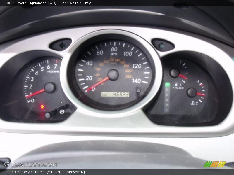 Super White / Gray 2005 Toyota Highlander 4WD