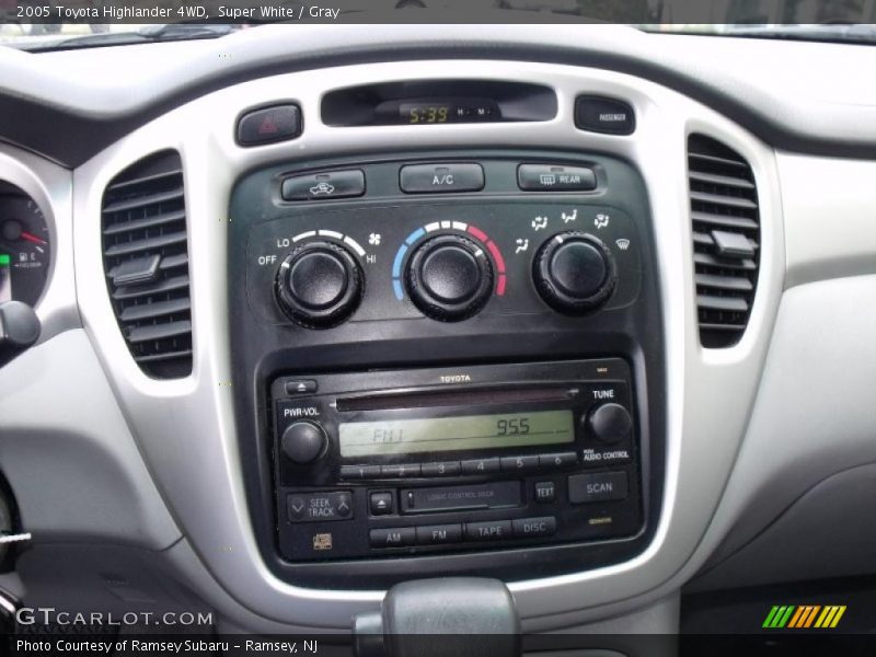 Super White / Gray 2005 Toyota Highlander 4WD