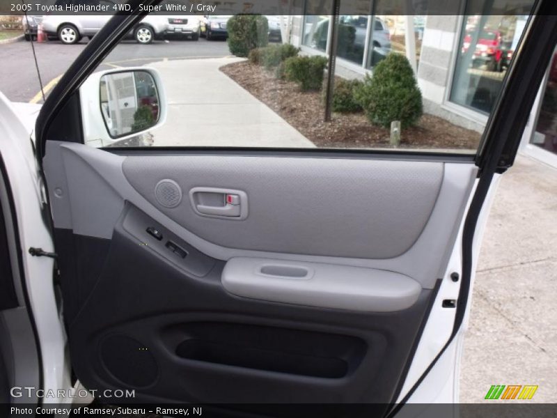 Super White / Gray 2005 Toyota Highlander 4WD
