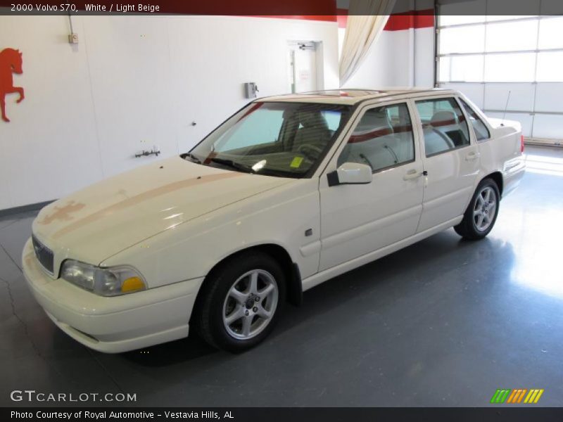 White / Light Beige 2000 Volvo S70