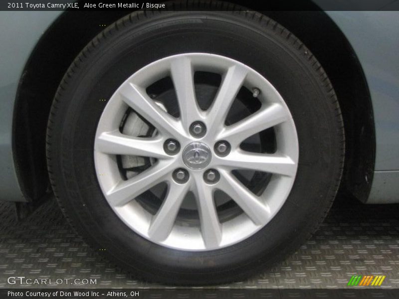 Aloe Green Metallic / Bisque 2011 Toyota Camry XLE