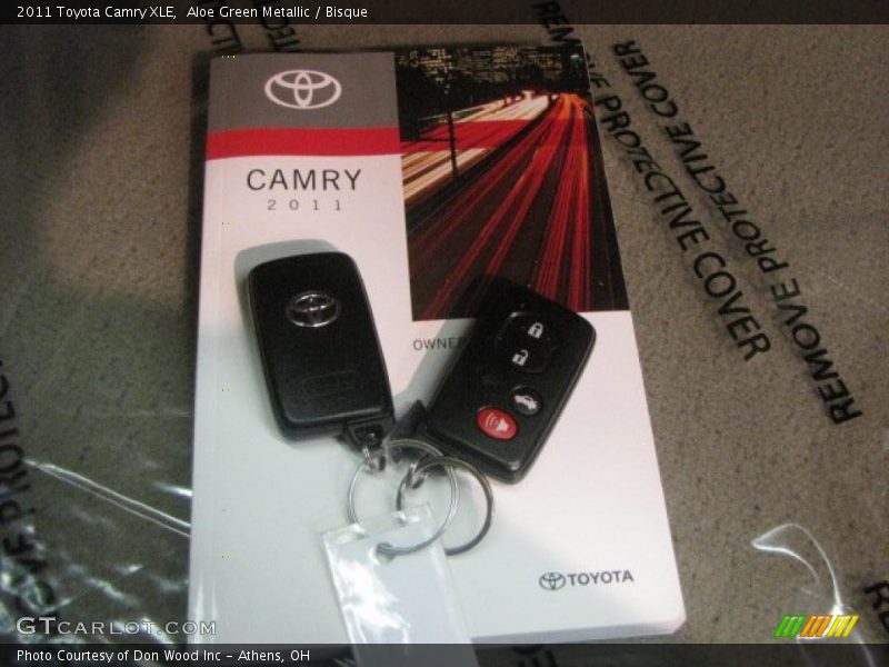 Aloe Green Metallic / Bisque 2011 Toyota Camry XLE