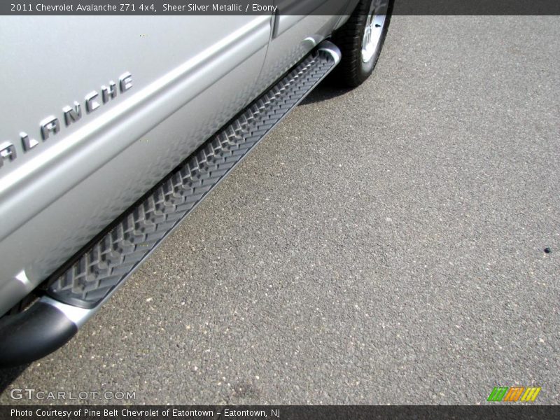 Sheer Silver Metallic / Ebony 2011 Chevrolet Avalanche Z71 4x4