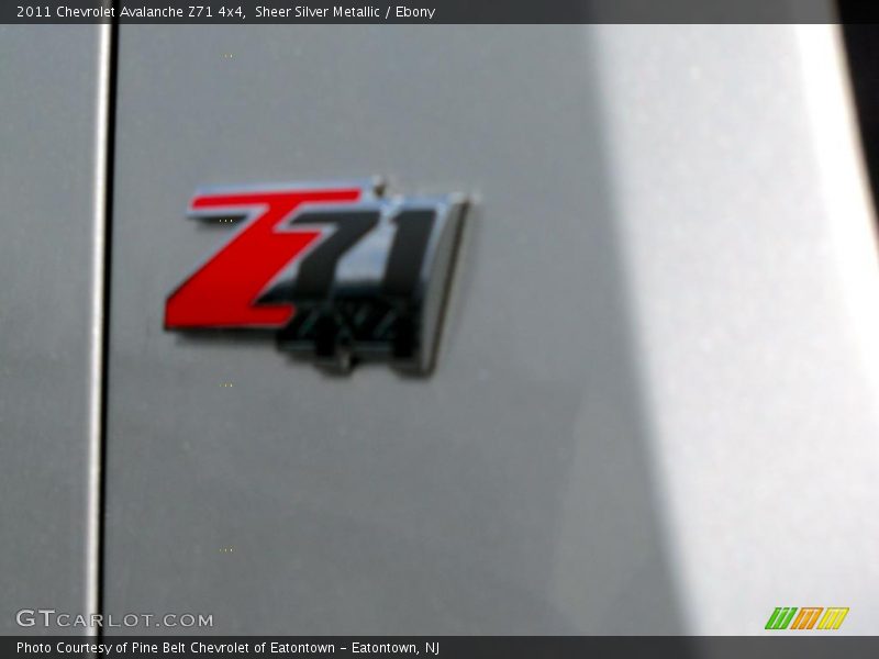 Sheer Silver Metallic / Ebony 2011 Chevrolet Avalanche Z71 4x4