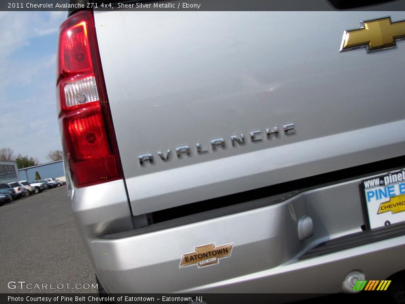 Sheer Silver Metallic / Ebony 2011 Chevrolet Avalanche Z71 4x4