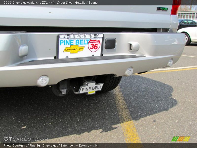 Sheer Silver Metallic / Ebony 2011 Chevrolet Avalanche Z71 4x4