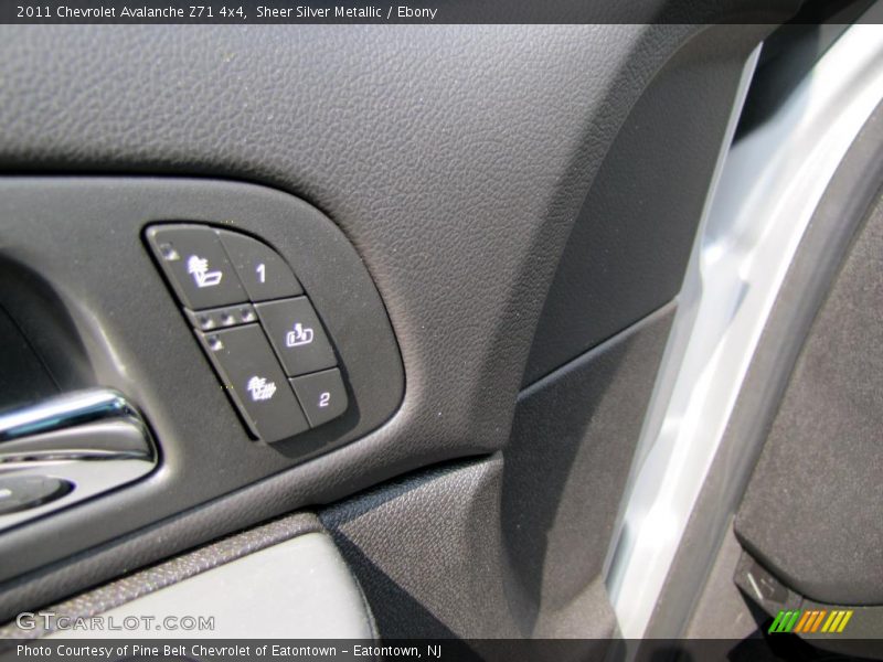 Sheer Silver Metallic / Ebony 2011 Chevrolet Avalanche Z71 4x4