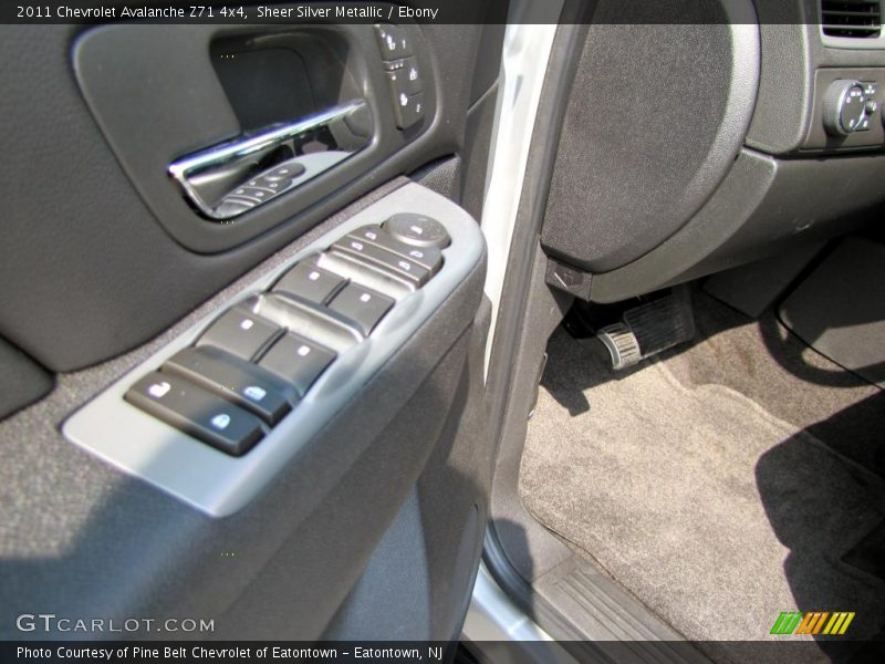 Sheer Silver Metallic / Ebony 2011 Chevrolet Avalanche Z71 4x4