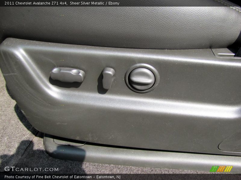 Sheer Silver Metallic / Ebony 2011 Chevrolet Avalanche Z71 4x4