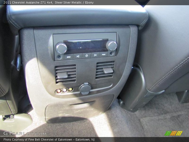 Sheer Silver Metallic / Ebony 2011 Chevrolet Avalanche Z71 4x4