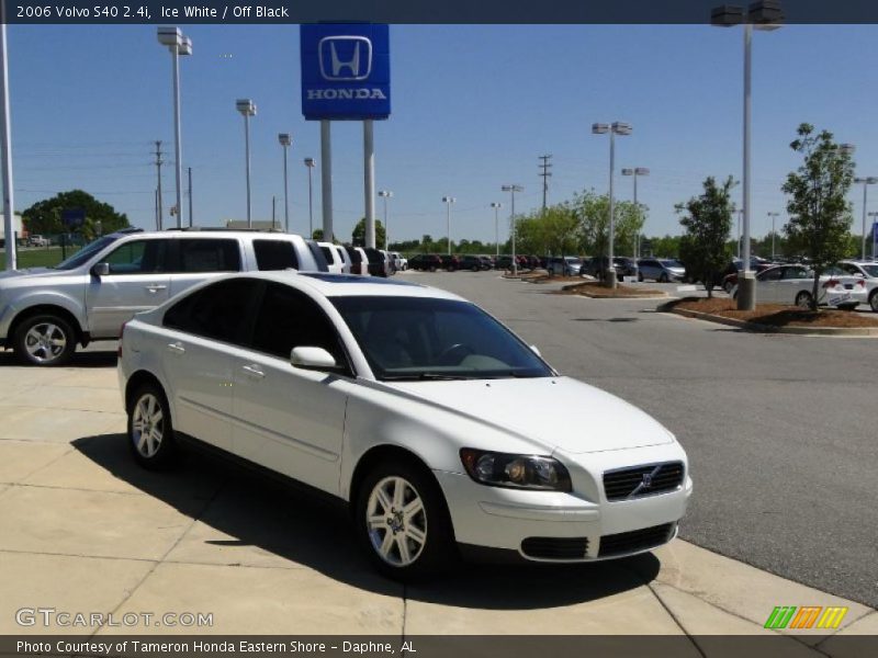 Ice White / Off Black 2006 Volvo S40 2.4i