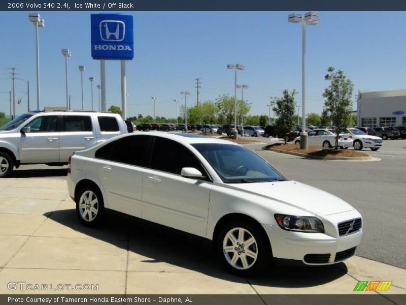 Ice White / Off Black 2006 Volvo S40 2.4i