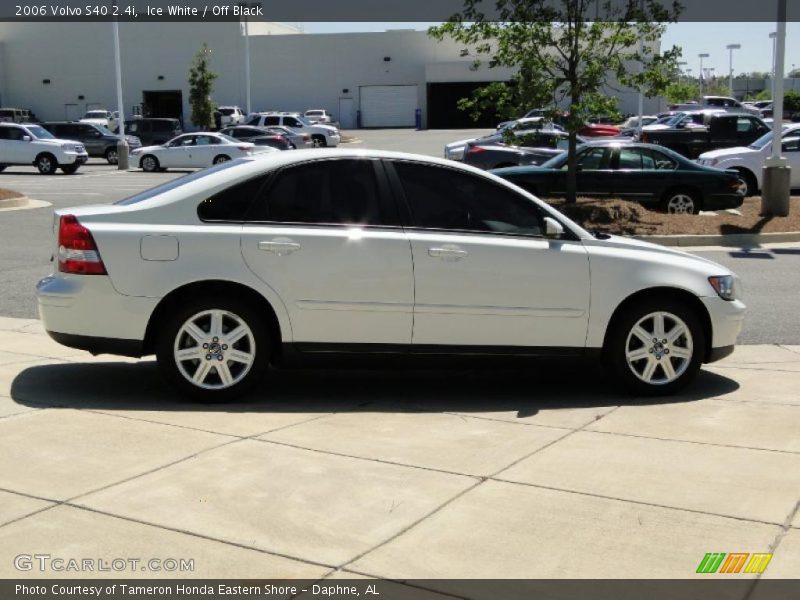 Ice White / Off Black 2006 Volvo S40 2.4i