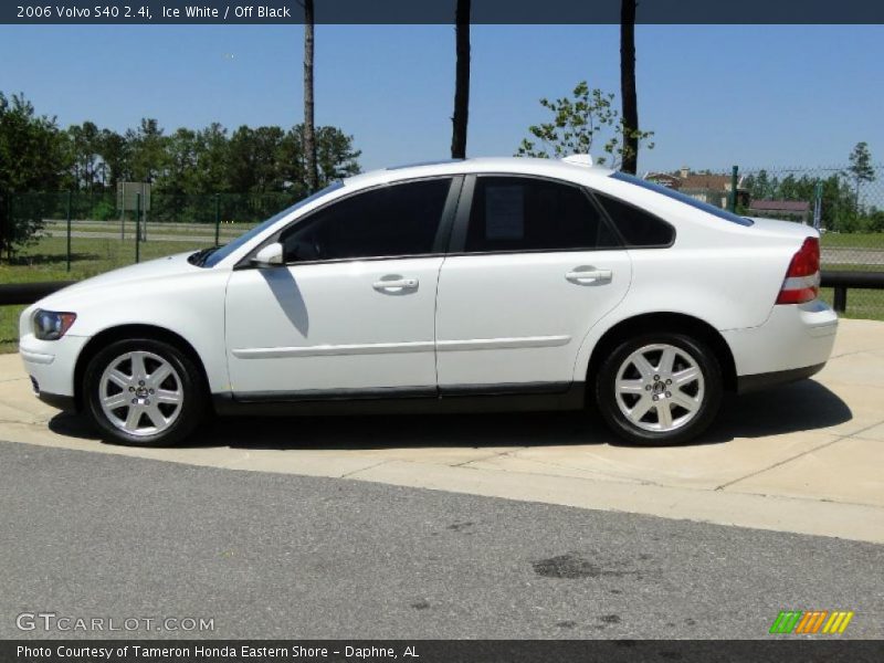 Ice White / Off Black 2006 Volvo S40 2.4i