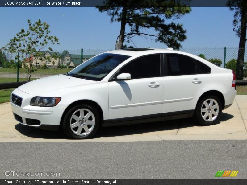 Ice White / Off Black 2006 Volvo S40 2.4i
