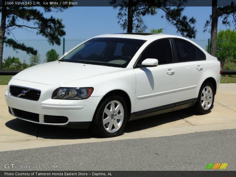 Ice White / Off Black 2006 Volvo S40 2.4i
