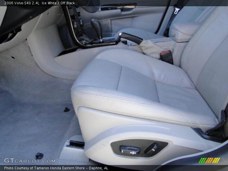 Ice White / Off Black 2006 Volvo S40 2.4i