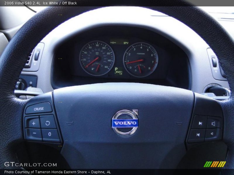Ice White / Off Black 2006 Volvo S40 2.4i