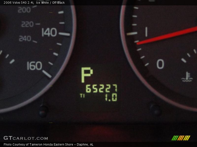 Ice White / Off Black 2006 Volvo S40 2.4i
