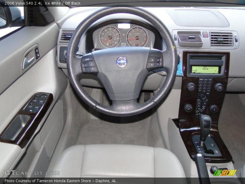 Ice White / Off Black 2006 Volvo S40 2.4i