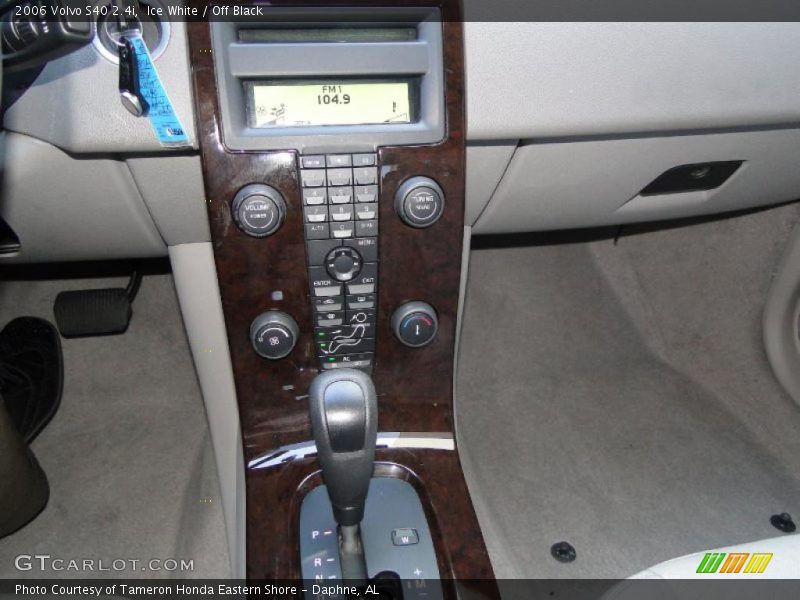 Ice White / Off Black 2006 Volvo S40 2.4i