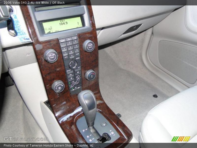 Ice White / Off Black 2006 Volvo S40 2.4i
