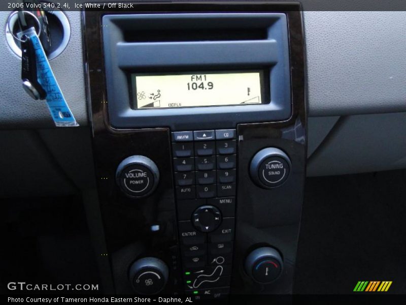 Ice White / Off Black 2006 Volvo S40 2.4i