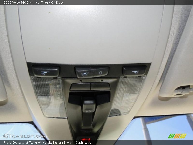 Ice White / Off Black 2006 Volvo S40 2.4i