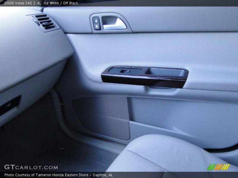Ice White / Off Black 2006 Volvo S40 2.4i