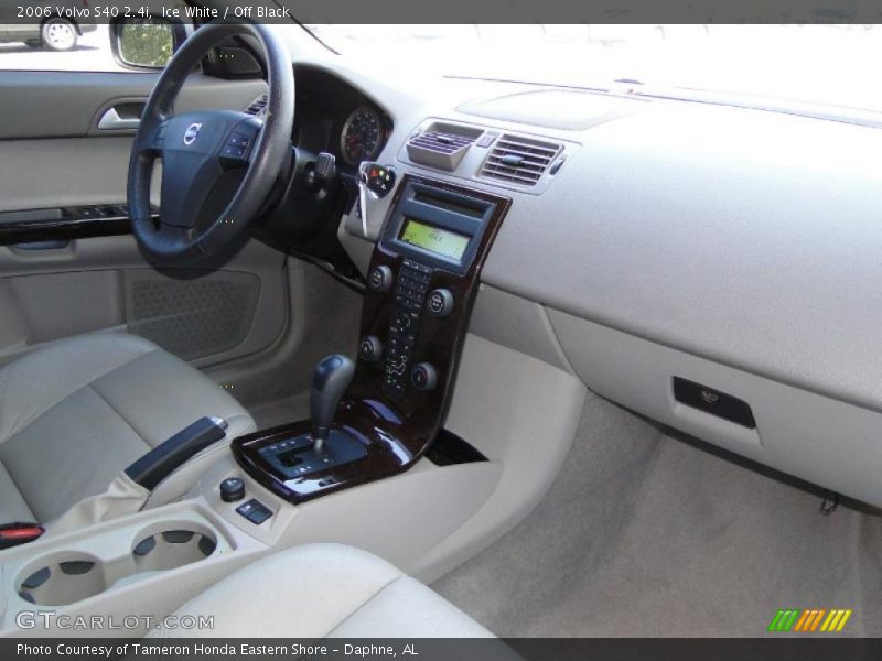 Ice White / Off Black 2006 Volvo S40 2.4i
