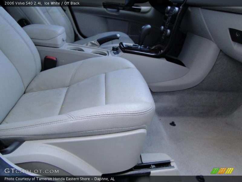 Ice White / Off Black 2006 Volvo S40 2.4i
