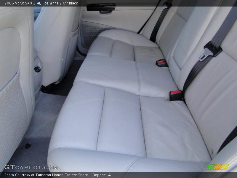 Ice White / Off Black 2006 Volvo S40 2.4i