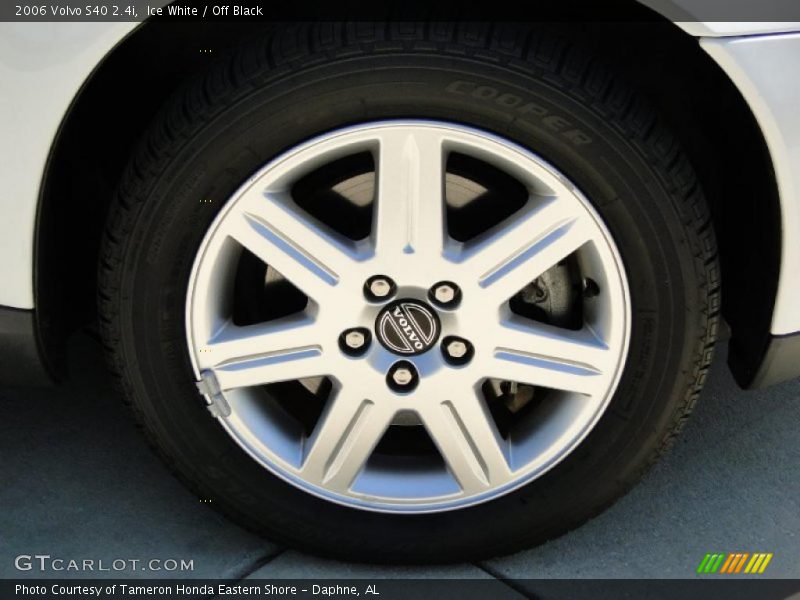 Ice White / Off Black 2006 Volvo S40 2.4i