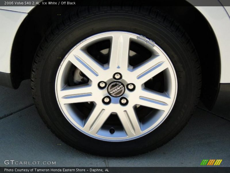 Ice White / Off Black 2006 Volvo S40 2.4i