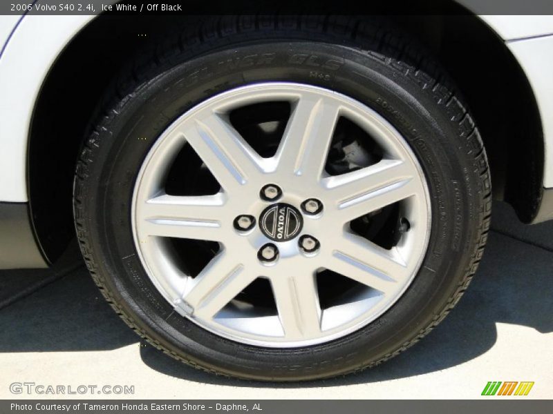 Ice White / Off Black 2006 Volvo S40 2.4i