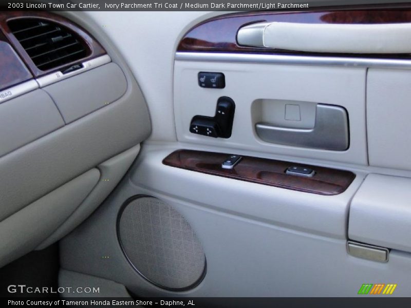 Ivory Parchment Tri Coat / Medium Dark Parchment/Light Parchment 2003 Lincoln Town Car Cartier