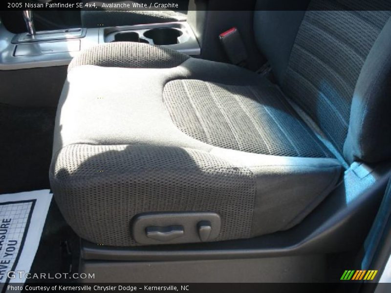 Avalanche White / Graphite 2005 Nissan Pathfinder SE 4x4