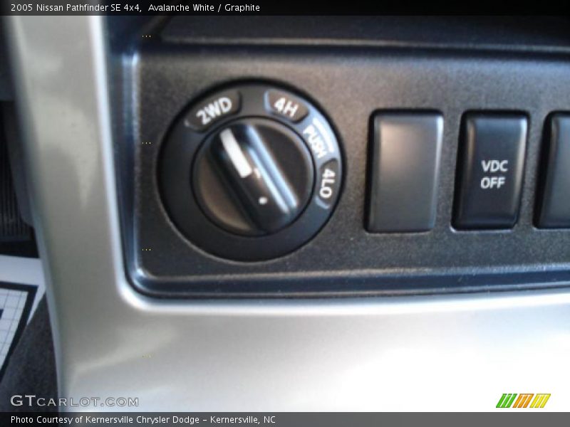 Avalanche White / Graphite 2005 Nissan Pathfinder SE 4x4