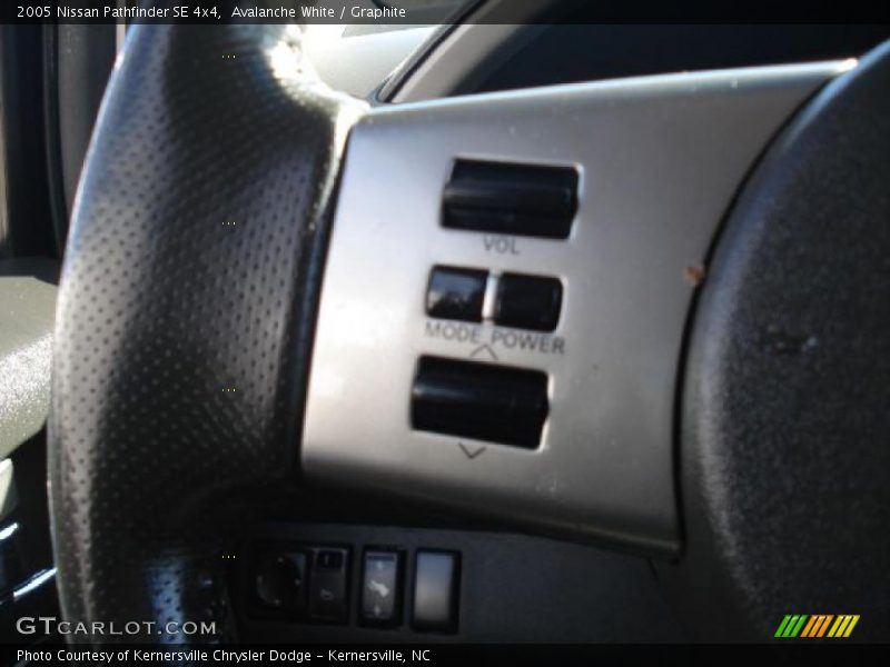 Avalanche White / Graphite 2005 Nissan Pathfinder SE 4x4