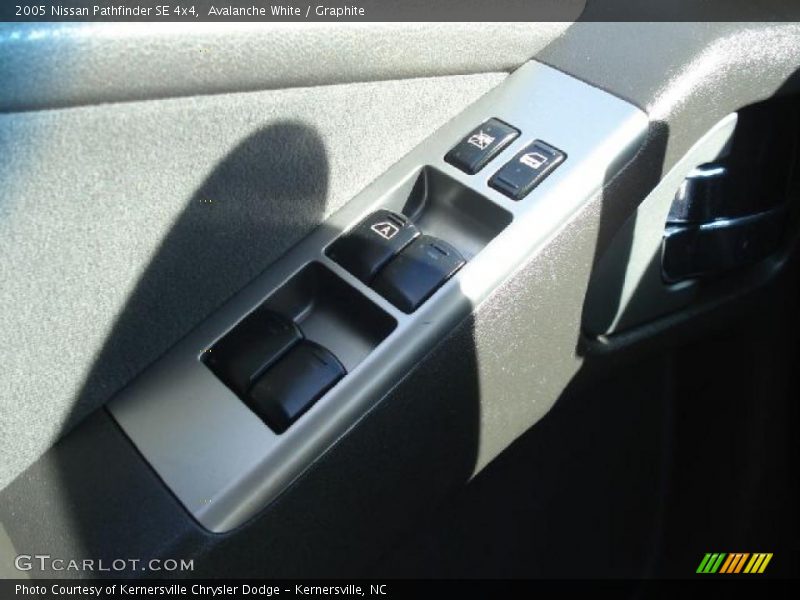 Avalanche White / Graphite 2005 Nissan Pathfinder SE 4x4
