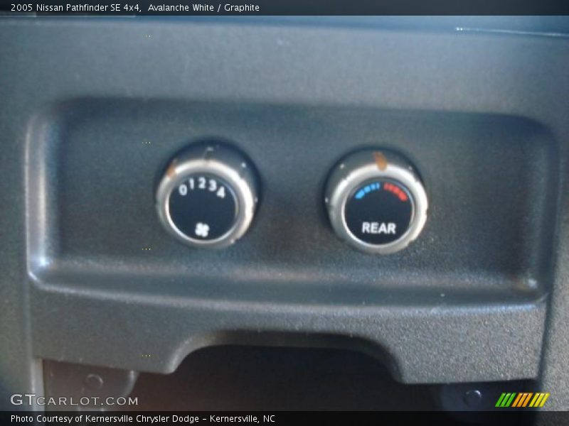 Avalanche White / Graphite 2005 Nissan Pathfinder SE 4x4