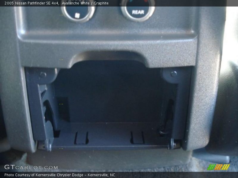 Avalanche White / Graphite 2005 Nissan Pathfinder SE 4x4