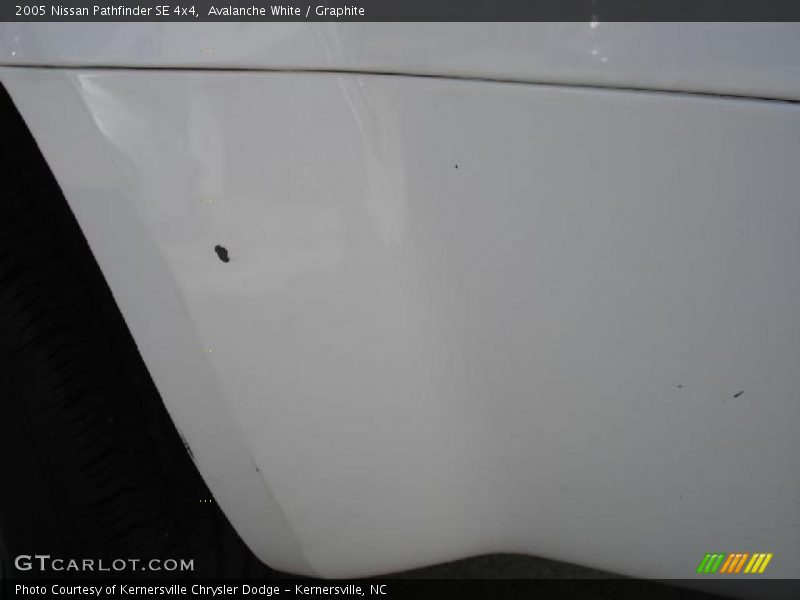 Avalanche White / Graphite 2005 Nissan Pathfinder SE 4x4