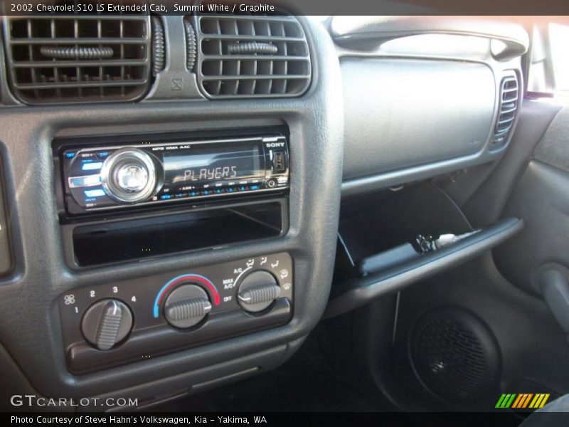 Summit White / Graphite 2002 Chevrolet S10 LS Extended Cab