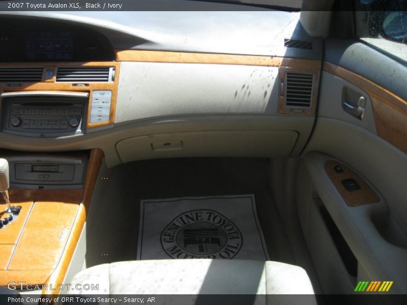 Black / Ivory 2007 Toyota Avalon XLS