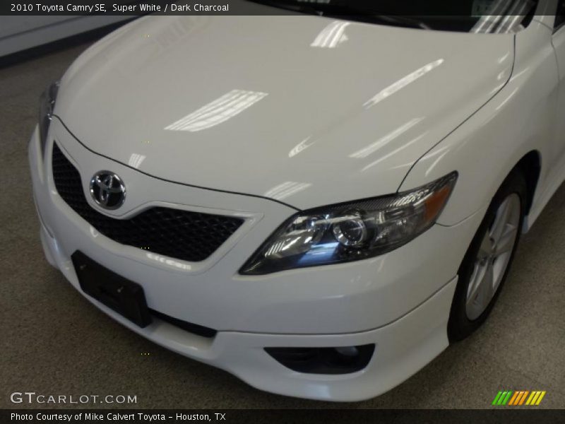 Super White / Dark Charcoal 2010 Toyota Camry SE