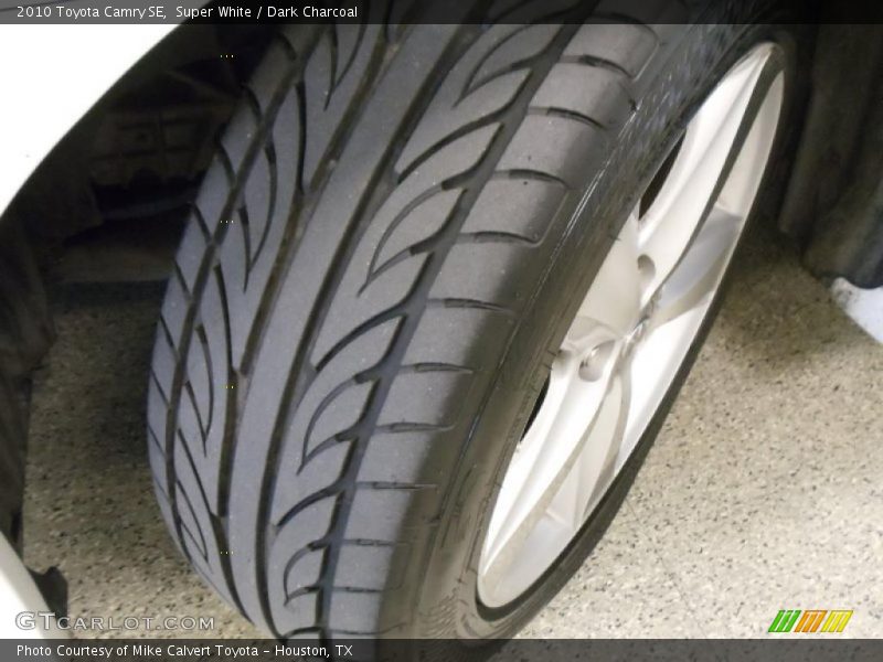 Super White / Dark Charcoal 2010 Toyota Camry SE