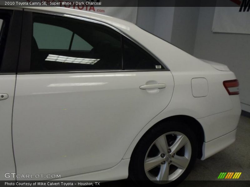 Super White / Dark Charcoal 2010 Toyota Camry SE