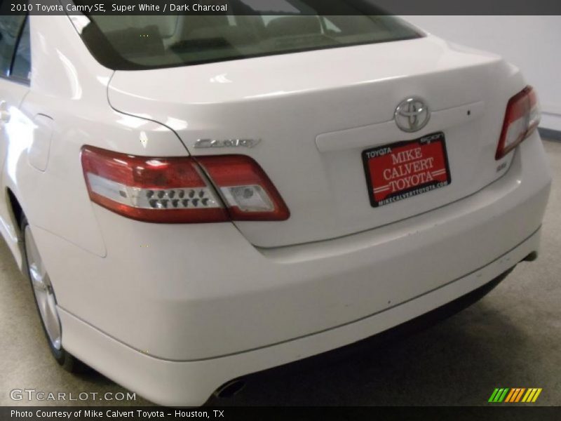Super White / Dark Charcoal 2010 Toyota Camry SE